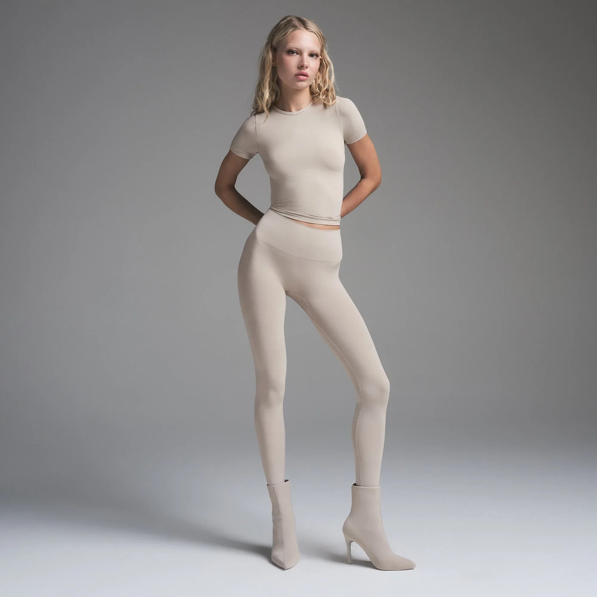 SKIMS SOFT SMOOTHING SEAMLESS T-SHIRT | STONE - TİŞÖRT - My Suti