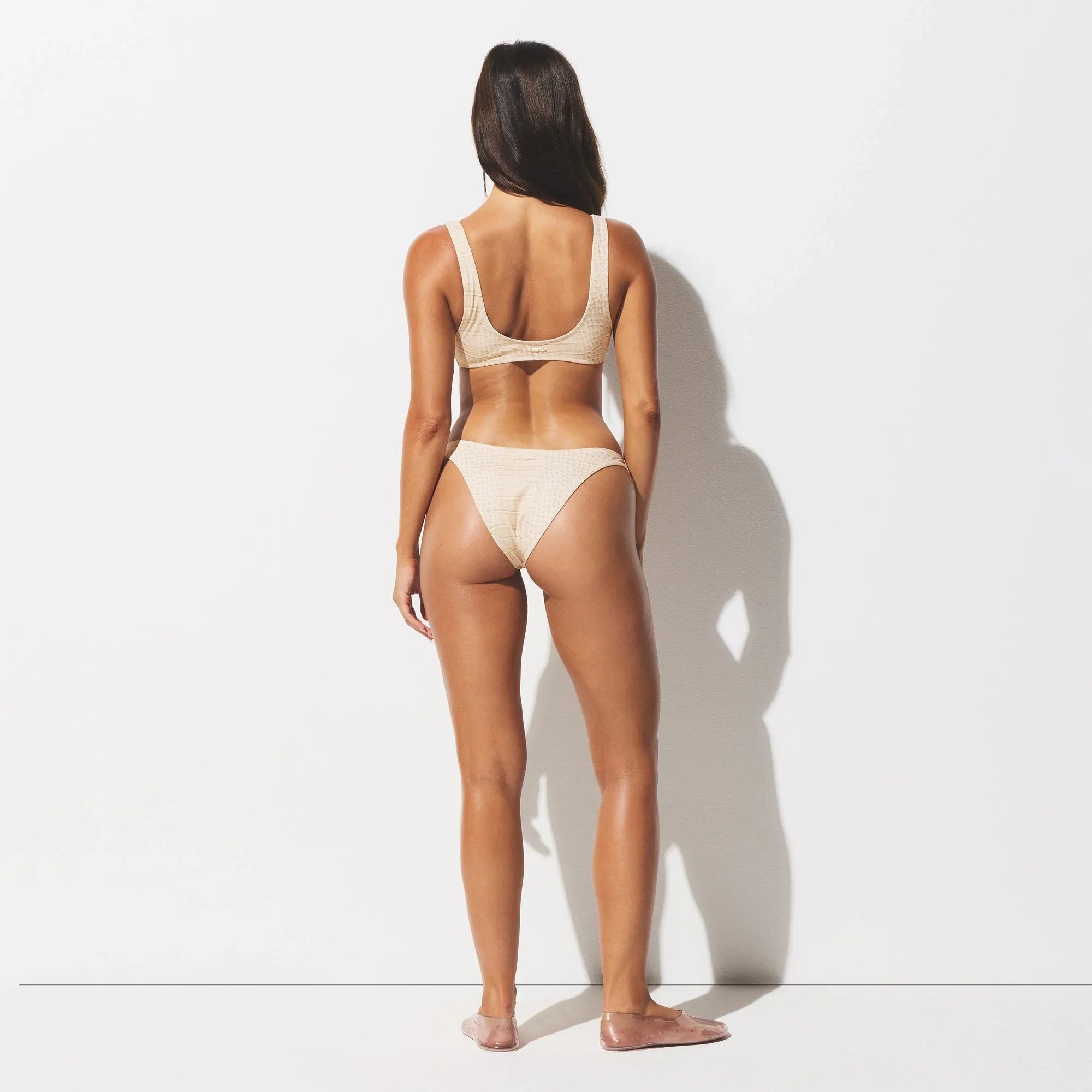 SKIMS SIGNATURE SWIM TANGA BIKINI BOTTOM | EGRET CROCODILE PRINT - BIKINI ALT - My Suti