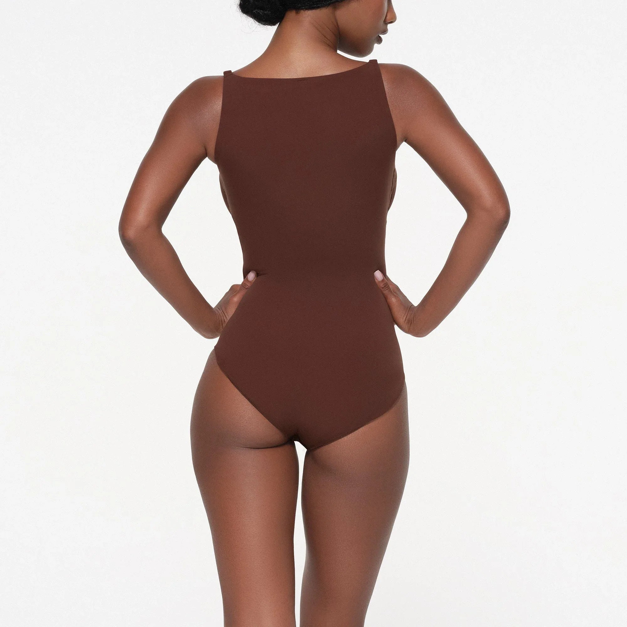 SKIMS FITS EVERYBODY BACK SMOOTHING BRIEF BODYSUIT | COCOA - BODYSUIT - My Suti