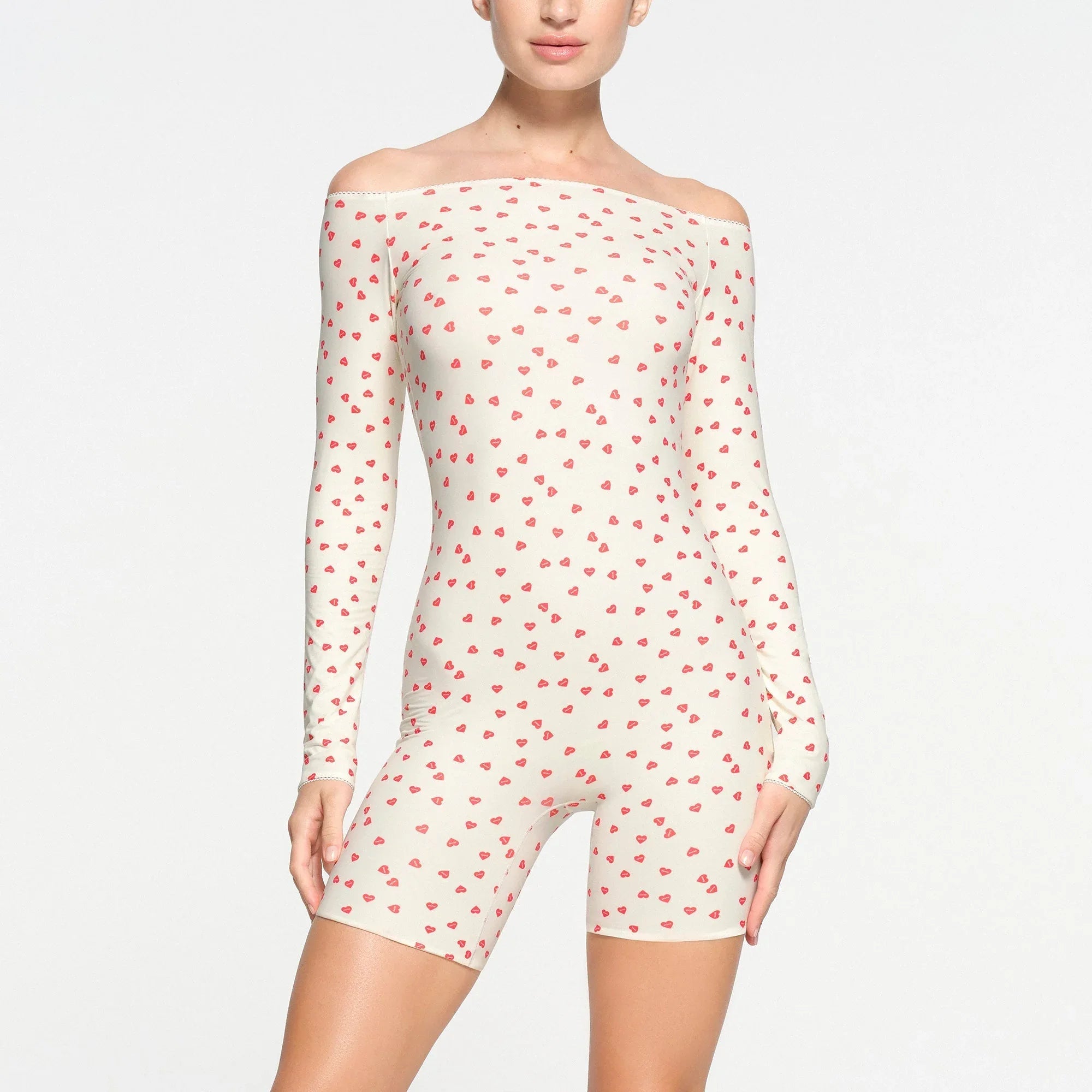 SKIMS FITS EVERYBODY PICOT OFF THE SHOULDER ONESIE | RUBY HEART PRINT - ONESİE - My Suti