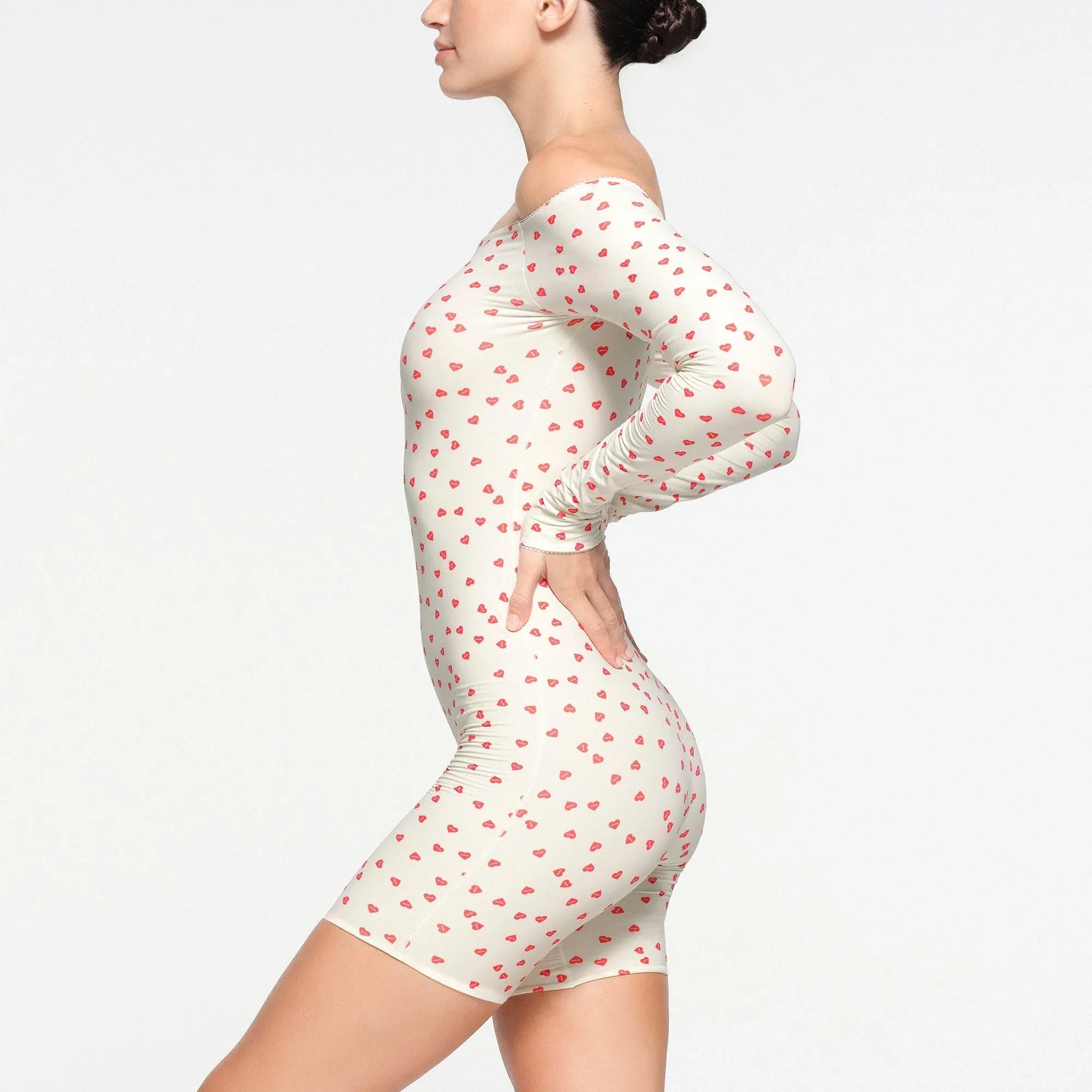 SKIMS FITS EVERYBODY PICOT OFF THE SHOULDER ONESIE | RUBY HEART PRINT - ONESİE - My Suti
