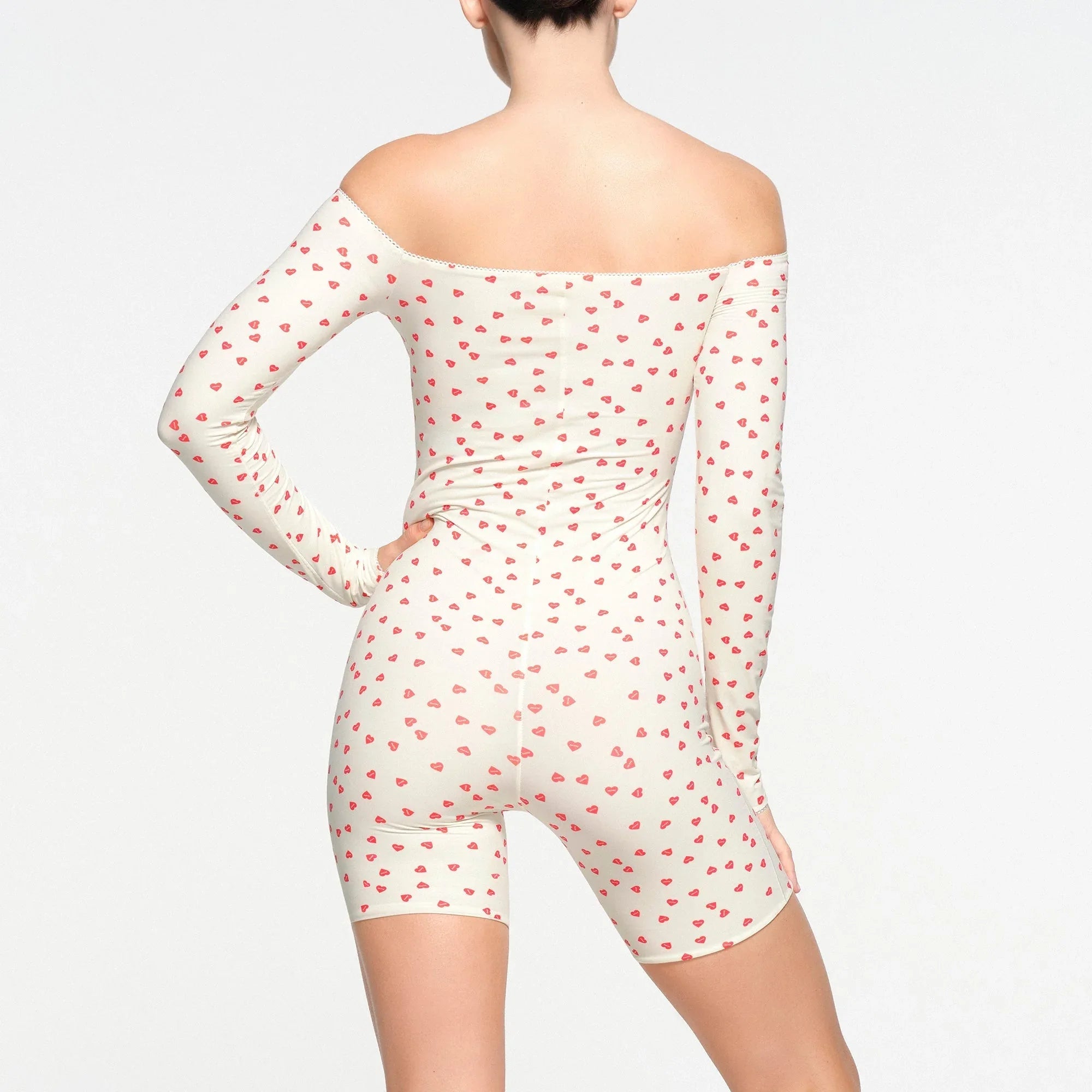 SKIMS FITS EVERYBODY PICOT OFF THE SHOULDER ONESIE | RUBY HEART PRINT - ONESİE - My Suti