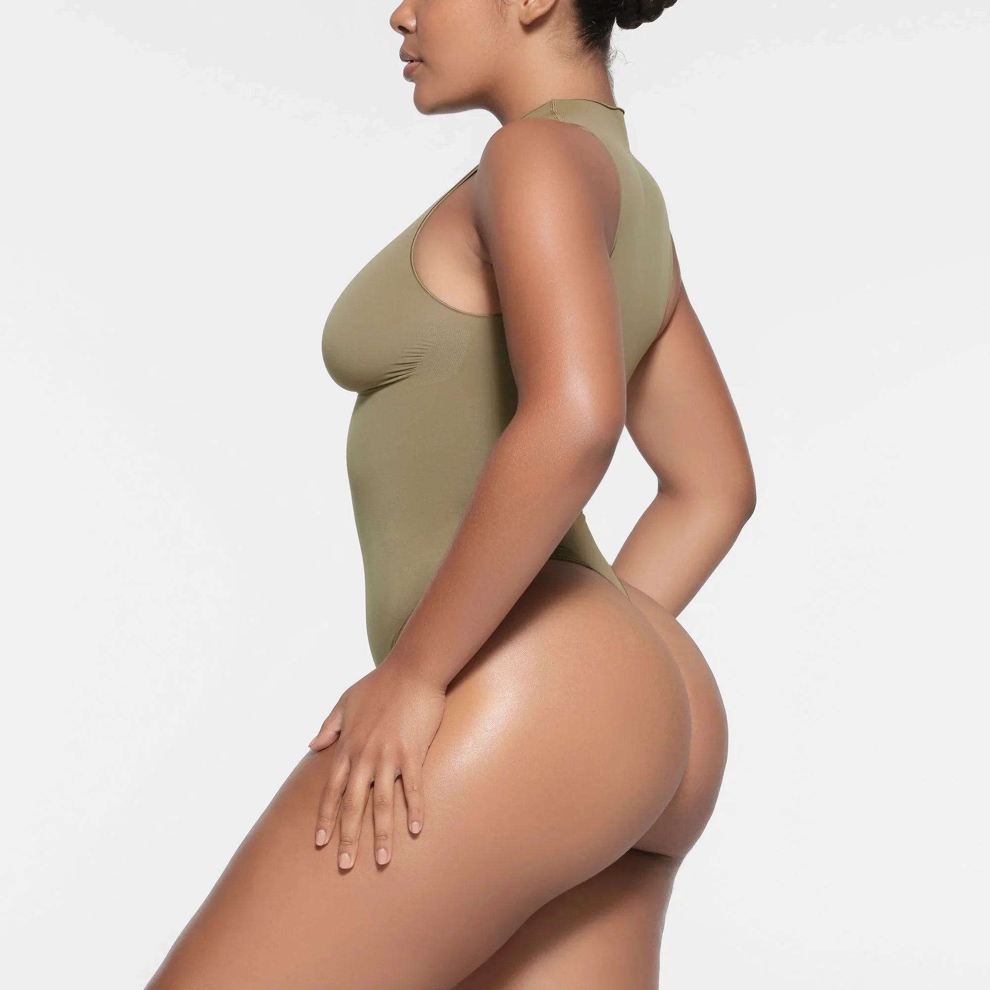 SKIMS SEAMLESS SCULPT ZIP FRONT SLEEVELESS THONG BODYSUIT | ARMY - BODYSUIT - My Suti
