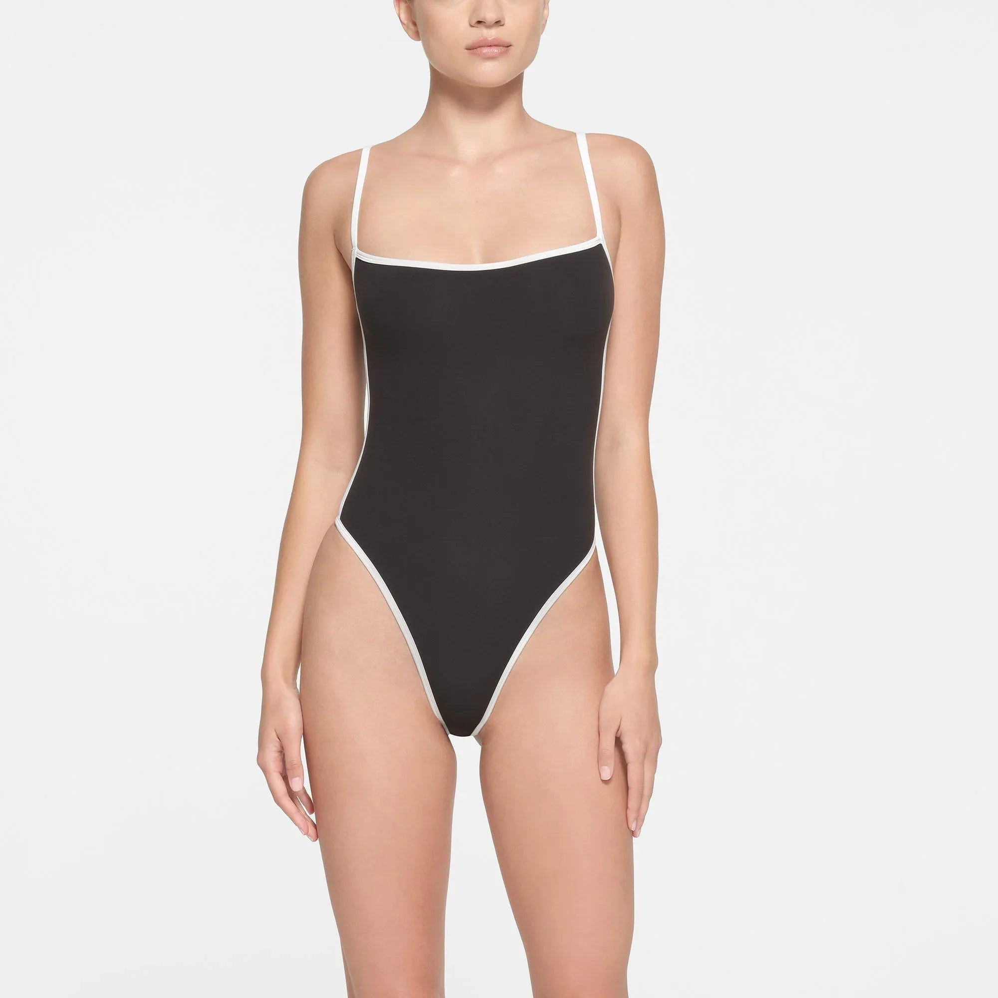 SKIMS FITS EVERYBODY CONTRAST TRIM SCOOP NECK BODYSUIT | ONYX - BODYSUIT - My Suti