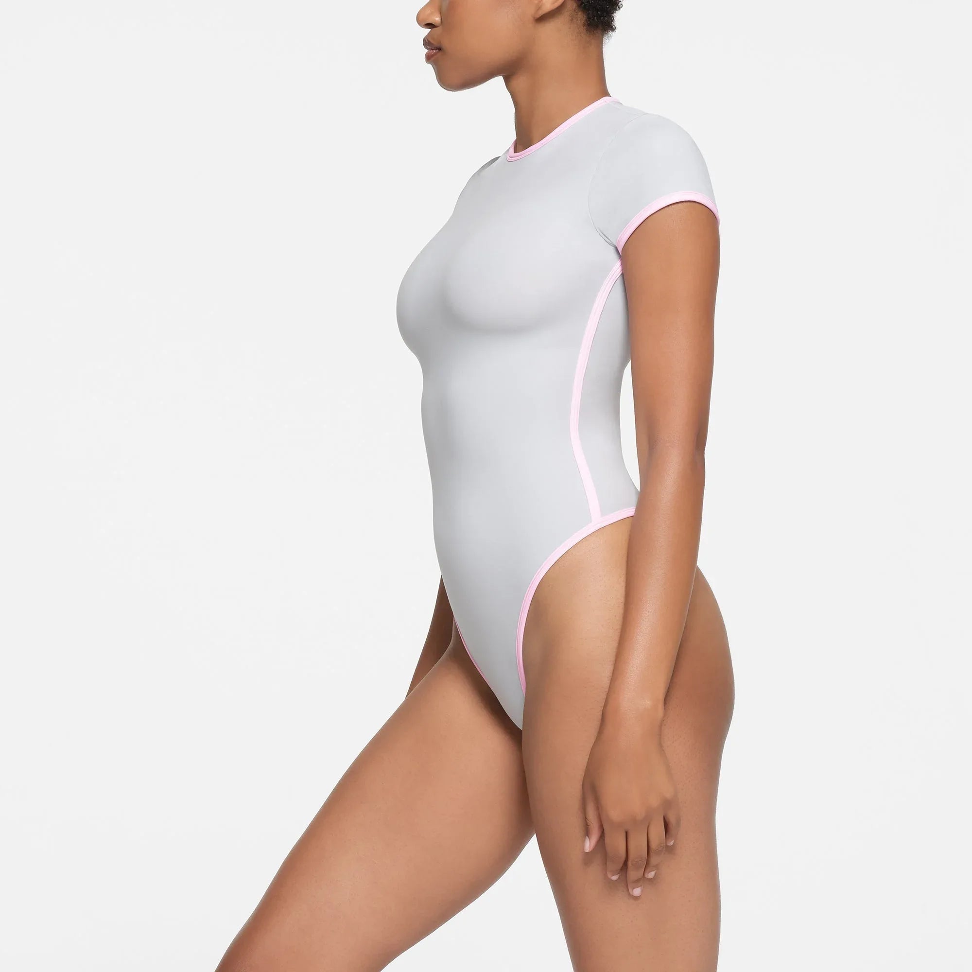 SKIMS FITS EVERYBODY CONTRAST TRIM T-SHIRT BODYSUIT | PLATINUM - TİŞÖRT BODYSUIT - My Suti