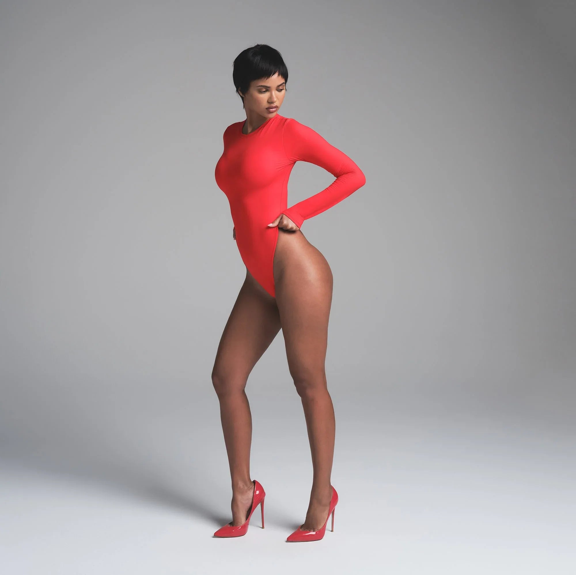 SKIMS FITS EVERYBODY LONG SLEEVE CREW NECK BODYSUIT | CHERRY - BODYSUIT - My Suti