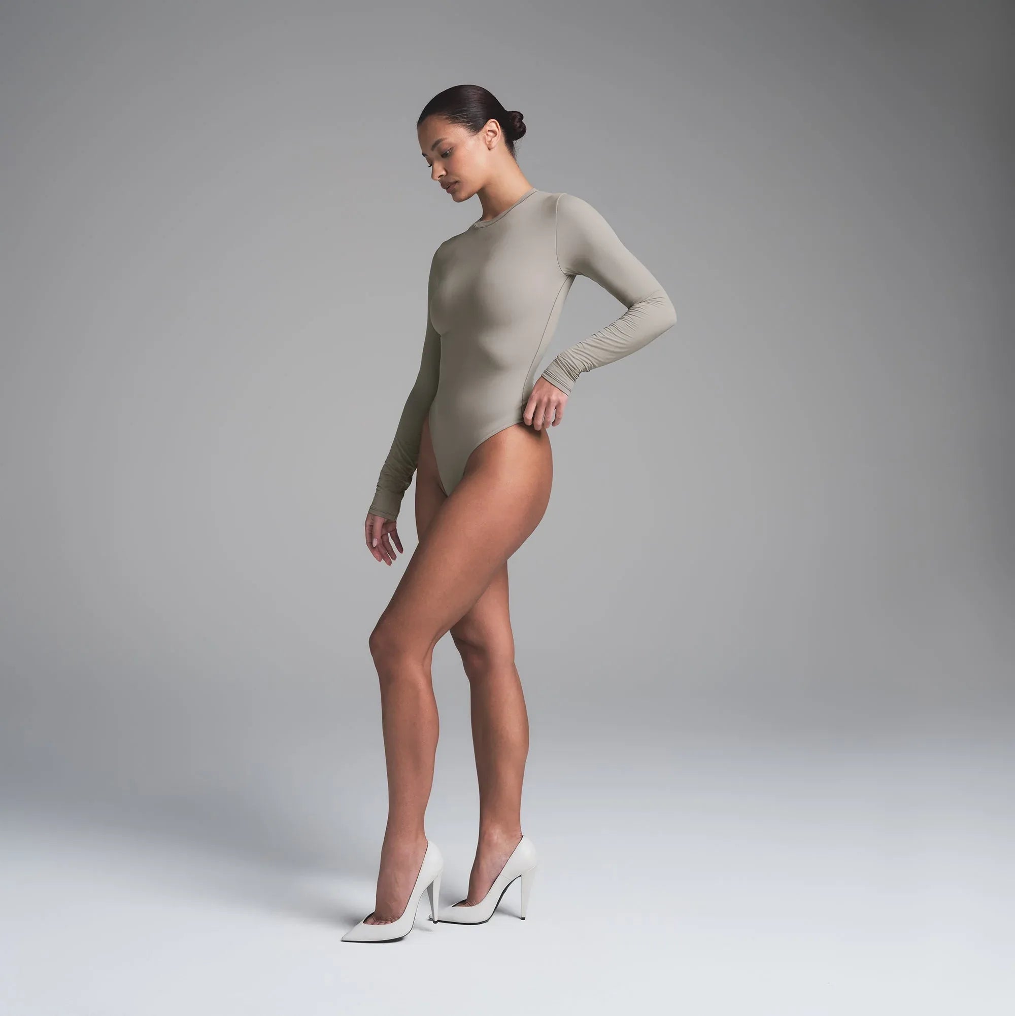 SKIMS FITS EVERYBODY LONG SLEEVE CREW NECK BODYSUIT | SMOKE - BODYSUIT - My Suti