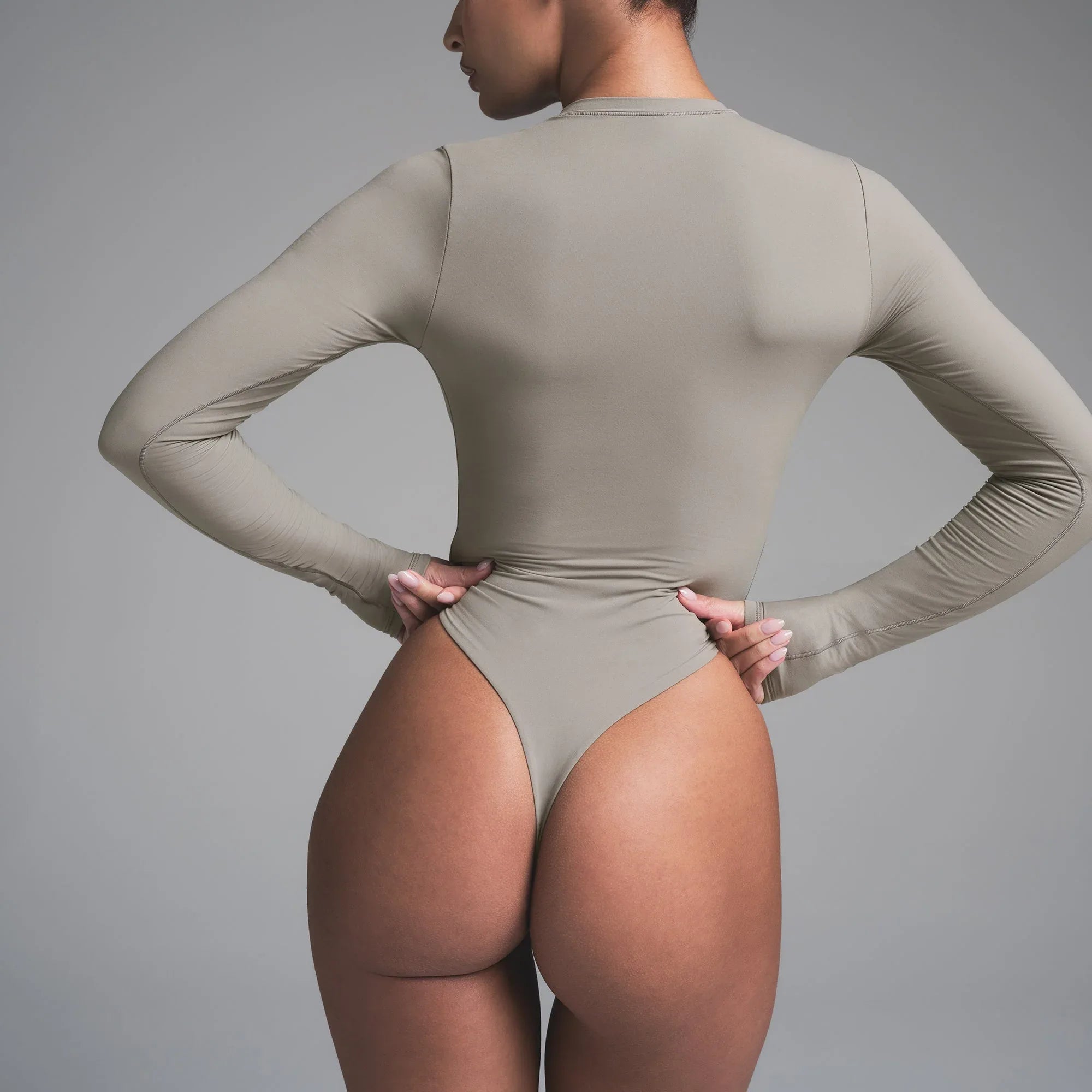 SKIMS FITS EVERYBODY LONG SLEEVE CREW NECK BODYSUIT | SMOKE - BODYSUIT - My Suti