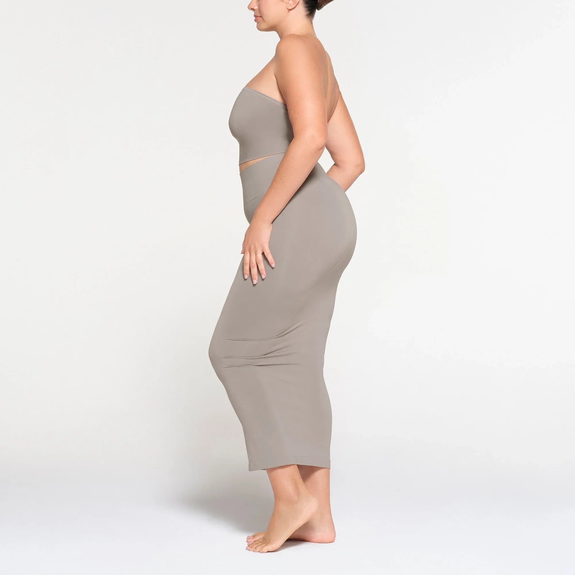 SKIMS SOFT SMOOTHING SEAMLESS LONG TUBE SKIRT | SMOKE - ETEK - My Suti