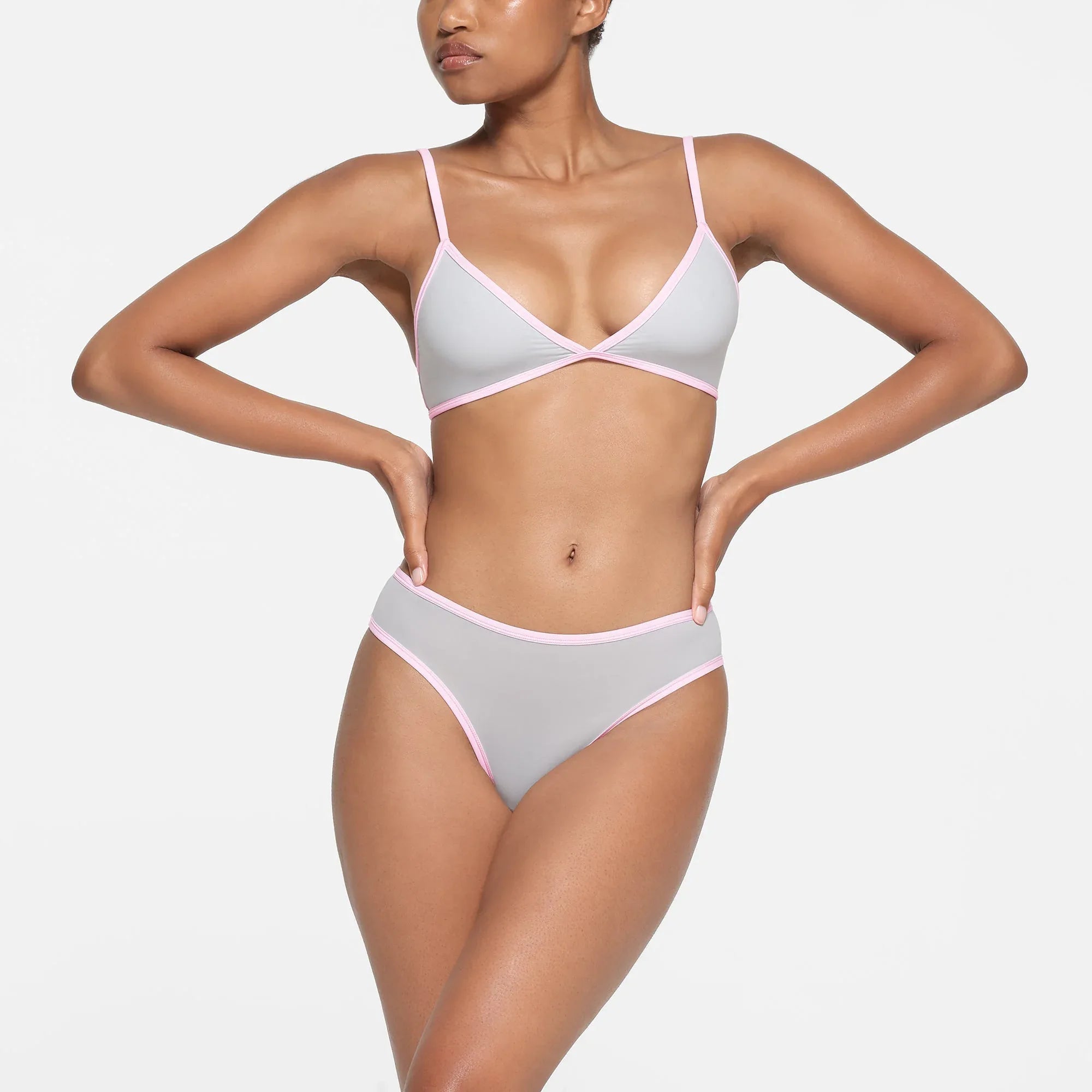 SKIMS FITS EVERYBODY CONTRAST TRIM CHEEKY BRIEF | PLATINUM - KÜLOT - My Suti