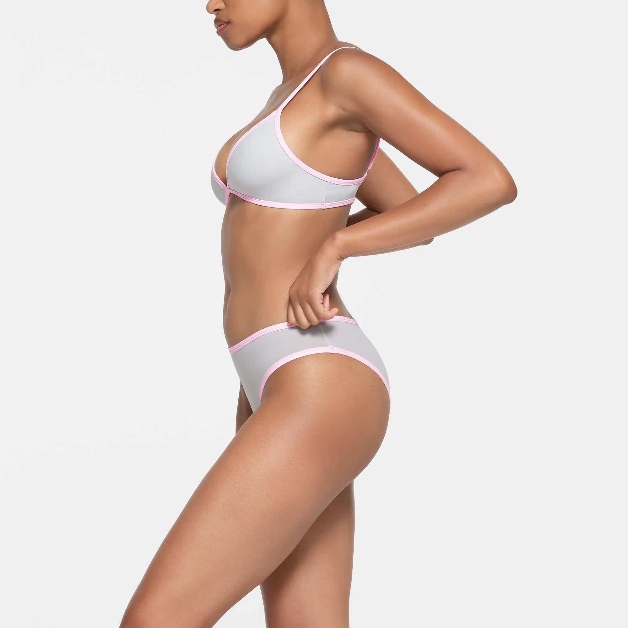 SKIMS FITS EVERYBODY CONTRAST TRIM CHEEKY BRIEF | PLATINUM - KÜLOT - My Suti