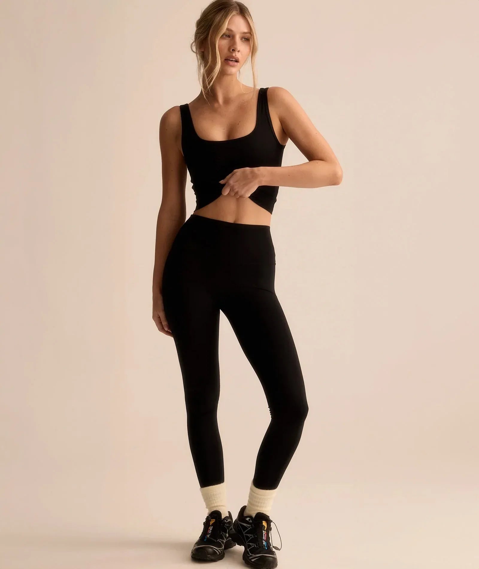 VEHLA CROPPED TANK - BLACK - Crop Atlet - My Suti