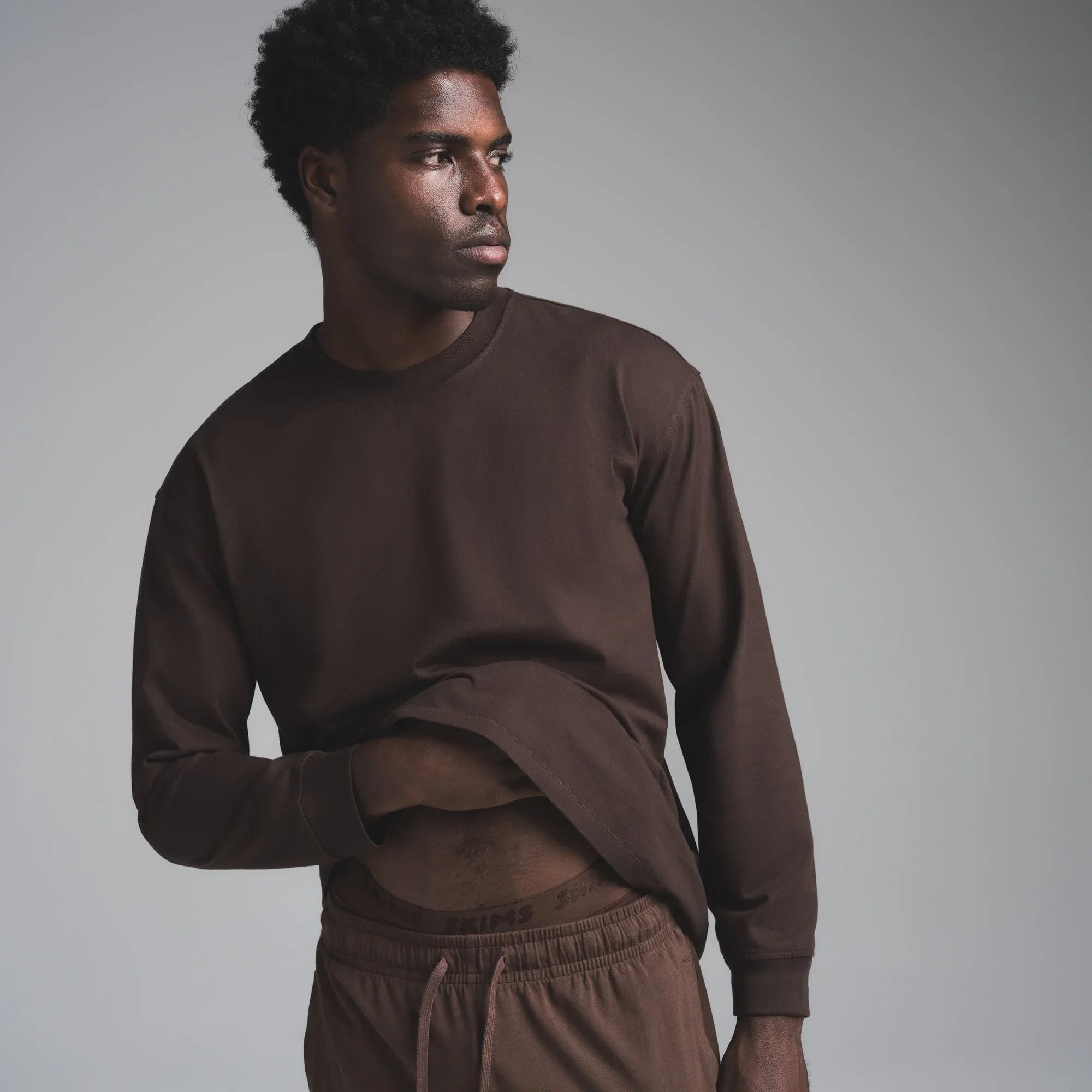 SKIMS HEAVYWEIGHT COTTON MENS RELAXED LONG SLEEVE T-SHIRT | ESPRESSO - TİŞÖRT - My Suti