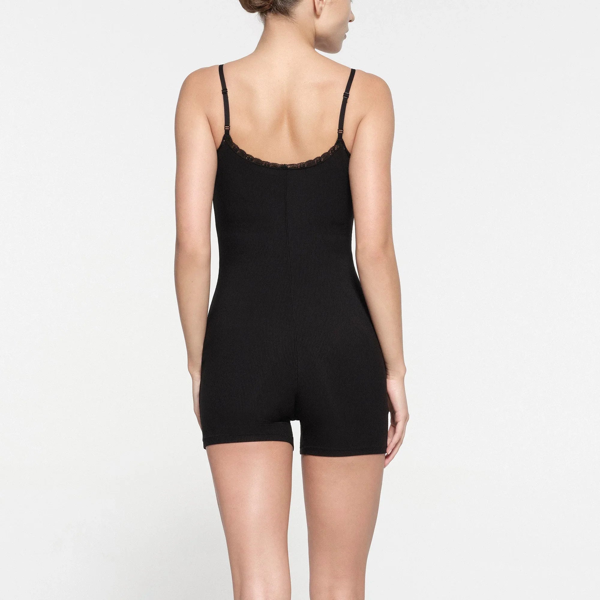 SKIMS SOFT LOUNGE LACE SCOOP ONESIE | ONYX - ONESIE - My Suti