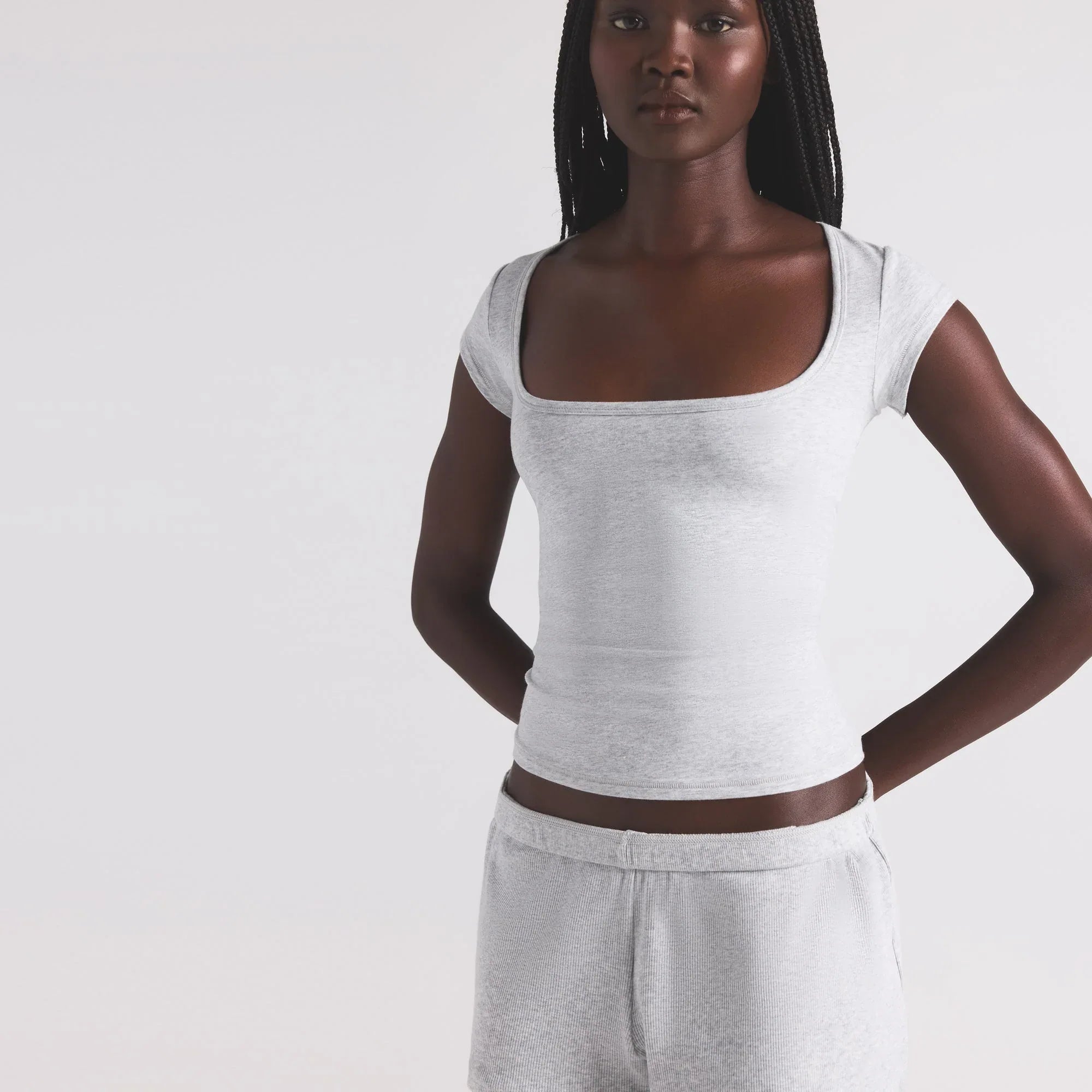 SKIMS COTTON JERSEY SCOOP NECK T-SHIRT | LIGHT HEATHER GREY - TİŞÖRT - My Suti