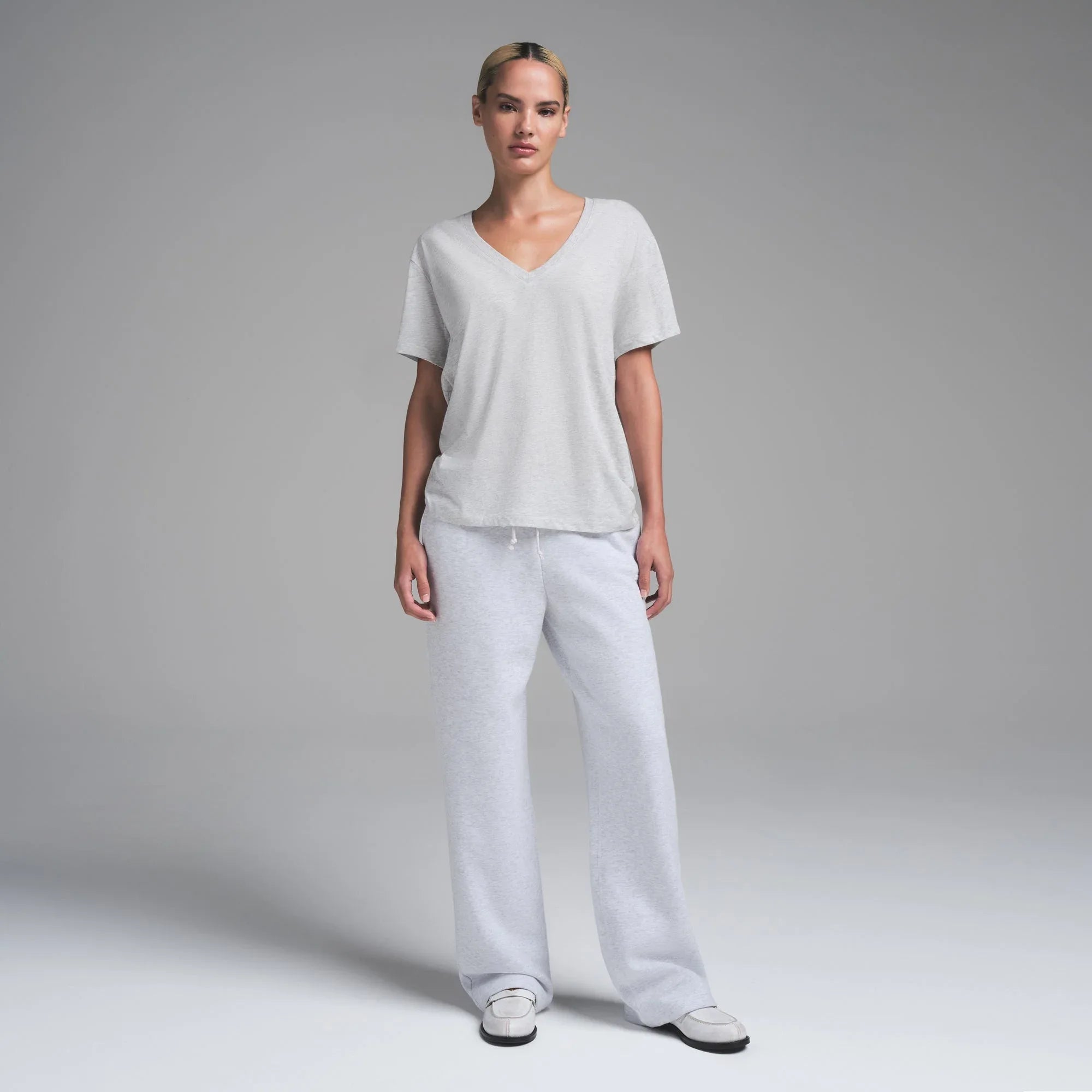 SKIMS RELAXED TEES V NECK T-SHIRT | LIGHT HEATHER GREY - TİŞÖRT - My Suti