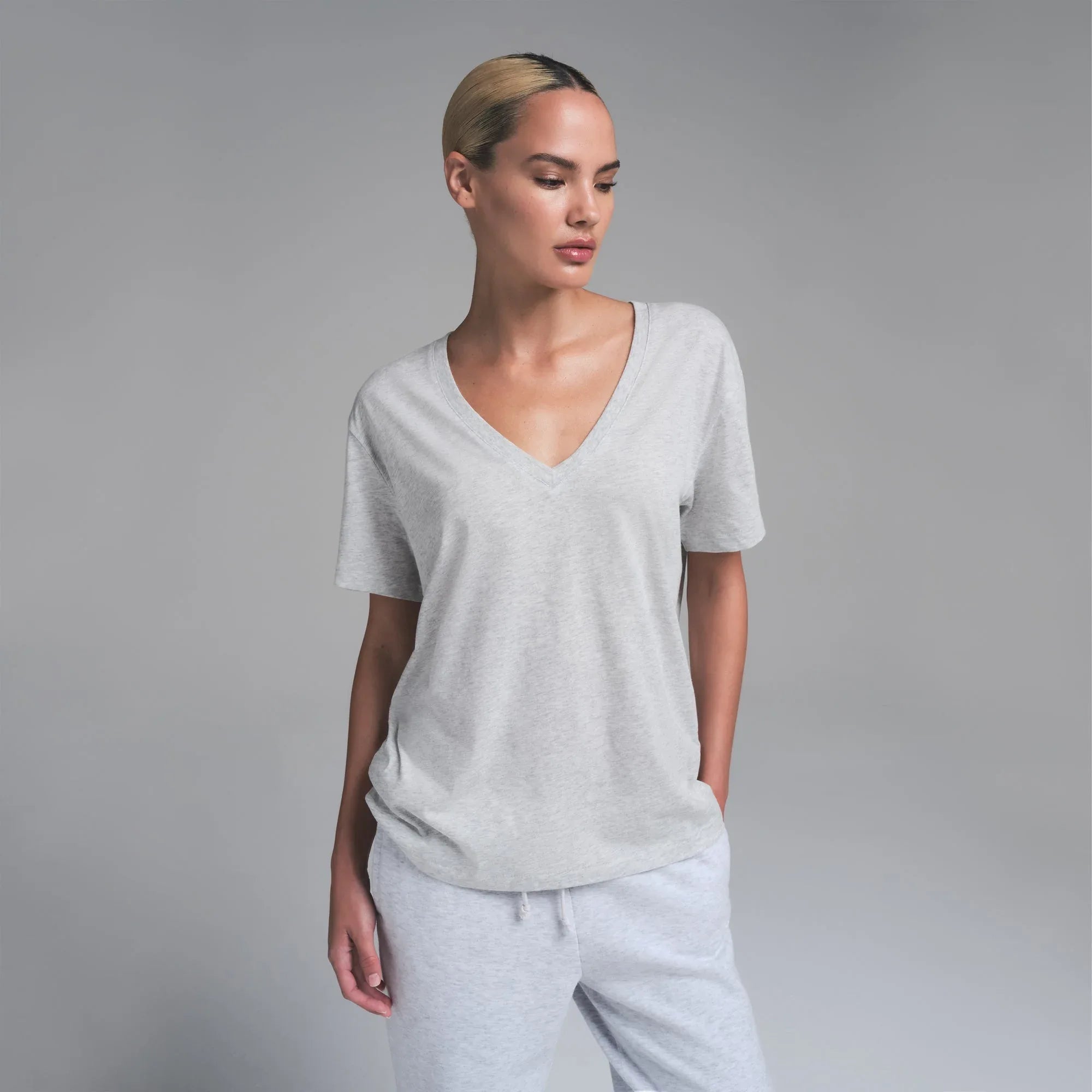 SKIMS RELAXED TEES V NECK T-SHIRT | LIGHT HEATHER GREY - TİŞÖRT - My Suti