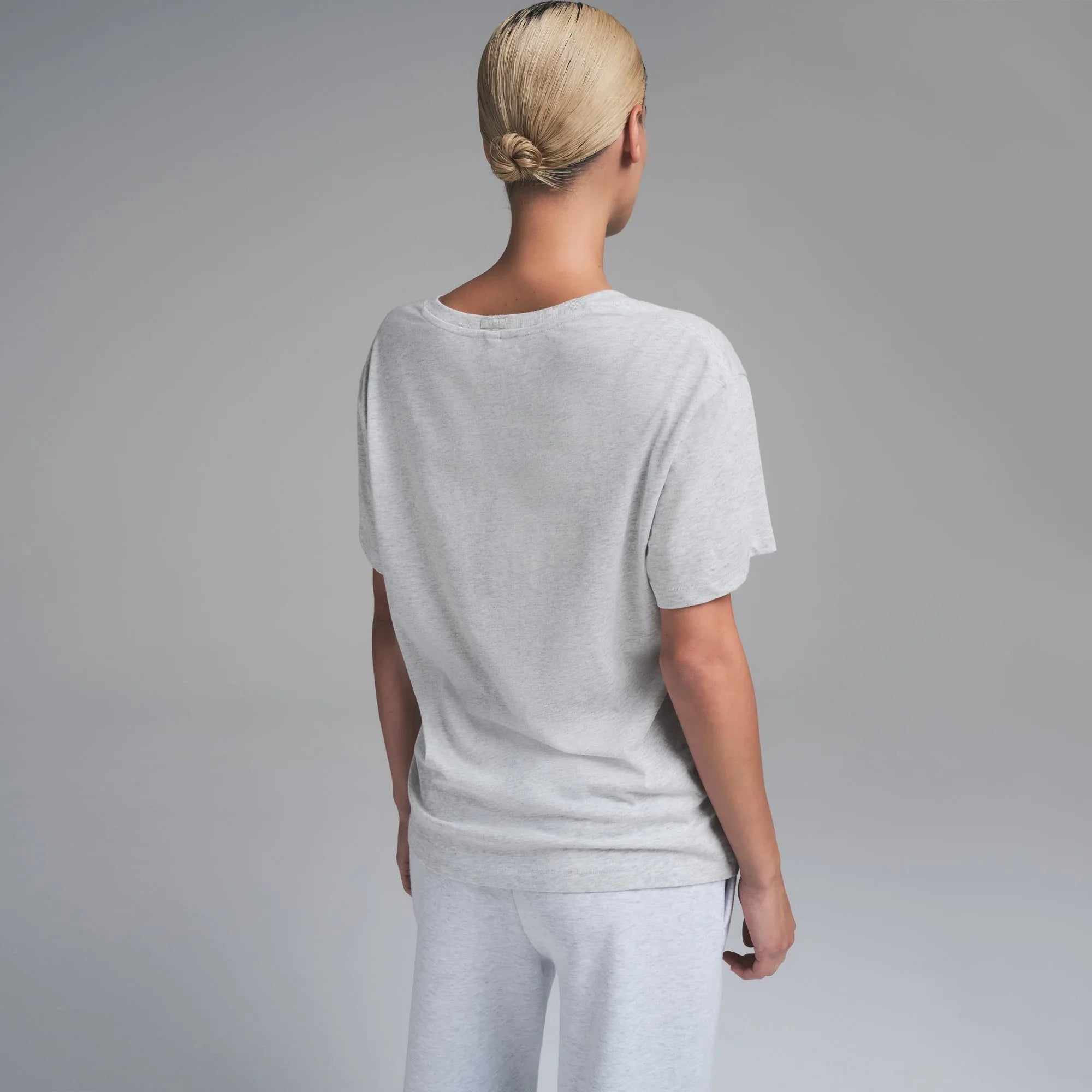SKIMS RELAXED TEES V NECK T-SHIRT | LIGHT HEATHER GREY - TİŞÖRT - My Suti