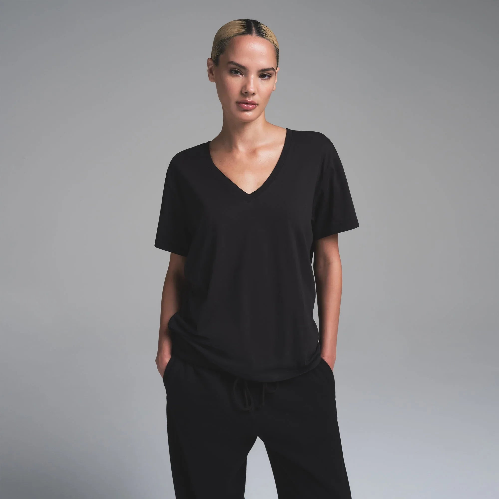 SKIMS RELAXED TEES V NECK T-SHIRT | ONYX - TİŞÖRT - My Suti