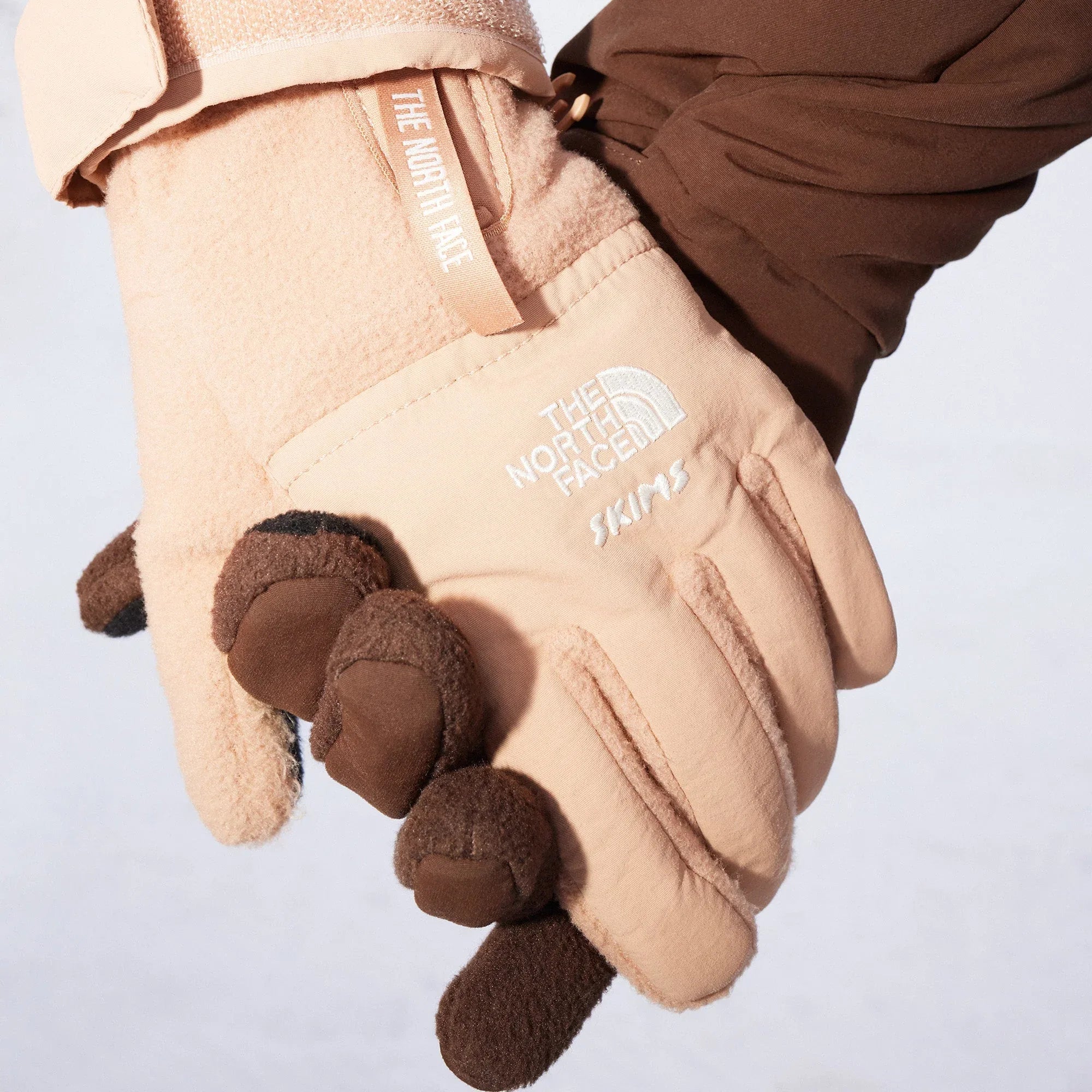 SKIMS THE NORTH FACE X RETRO DENALI FLEECE GLOVES | COCOA - EL GLOVES - My Suti