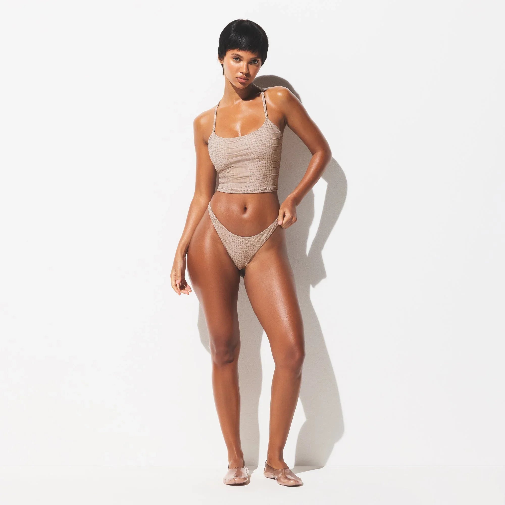 SKIMS SIGNATURE SWIM THONG BIKINI BOTTOM | DUNE CROCODILE PRINT - BIKİNİ ALT - My Suti