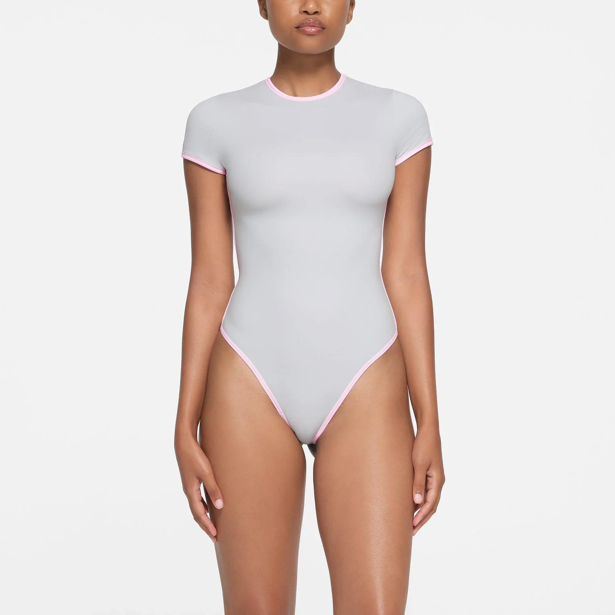 SKIMS FITS EVERYBODY CONTRAST TRIM T-SHIRT BODYSUIT | PLATINUM - TİŞÖRT BODYSUIT - My Suti