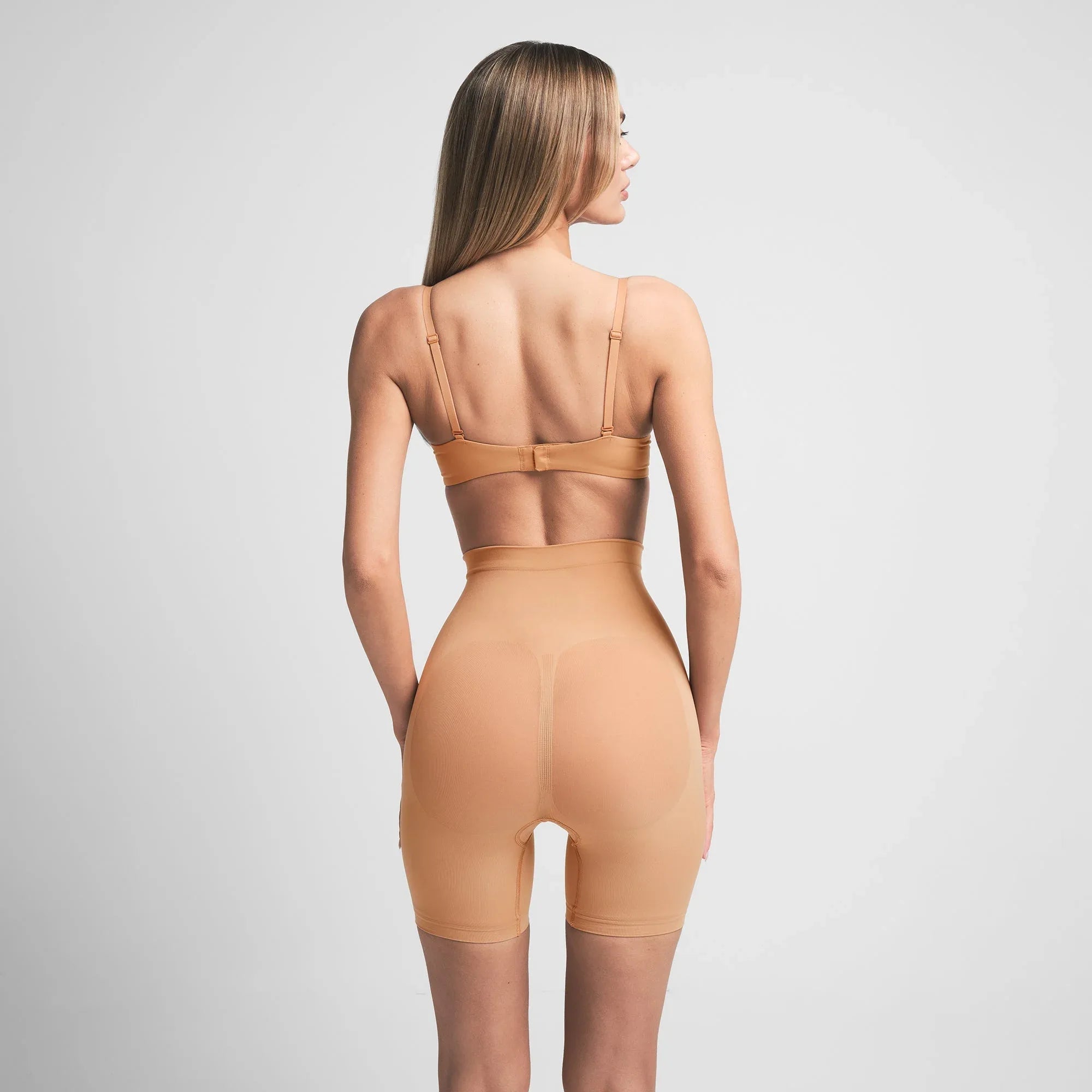 SKIMS SEAMLESS SCULPT MID THIGH SHORT | OCHRE - ŞORT - My Suti