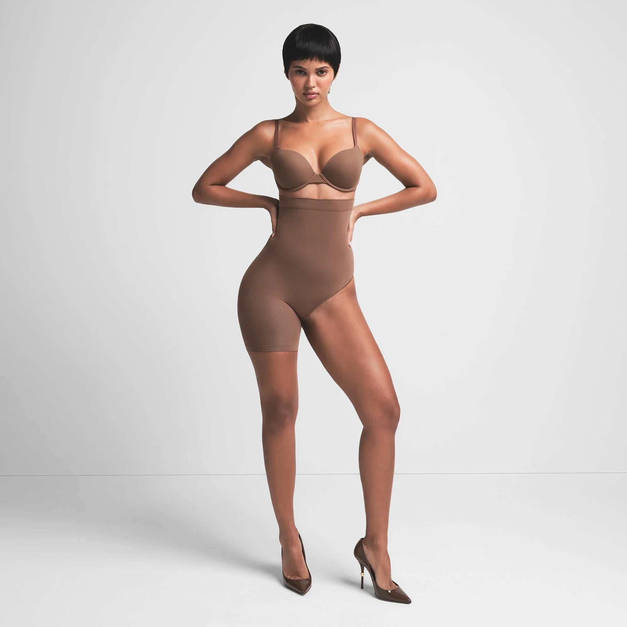 SKIMS SEAMLESS SCULPT SOLUTION SHORT LEFT LEG EXPOSED | JASPER - KISA ŞORT - My Suti