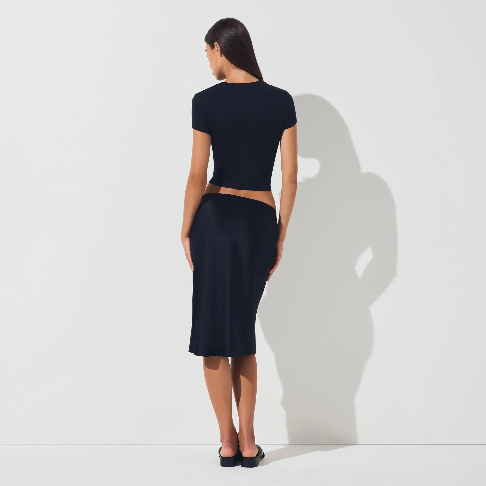 SKIMS SILK MIDI SKIRT | ONYX - ETEK - My Suti