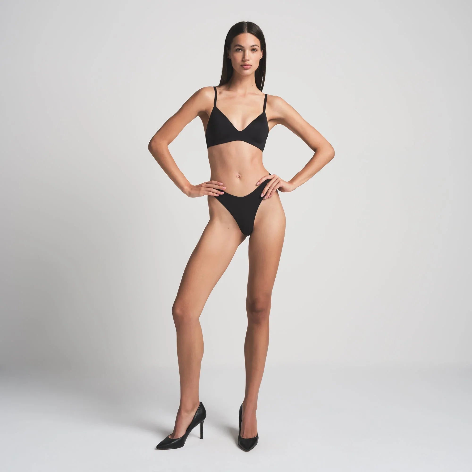 SKIMS WIRELESS FORM PUSH-UP PLUNGE BRA | ONYX - SÜTYEN - My Suti