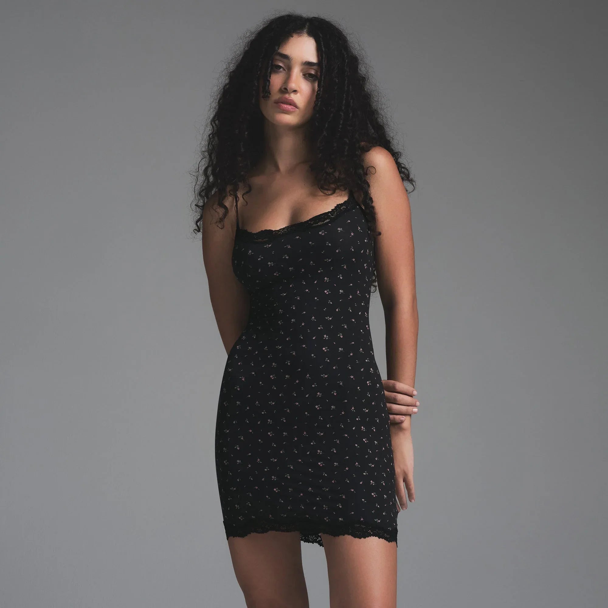 SKIMS FITS EVERYBODY LACE SLIP DRESS | ONYX ROSEBUD PRINT - ELBİSE - My Suti