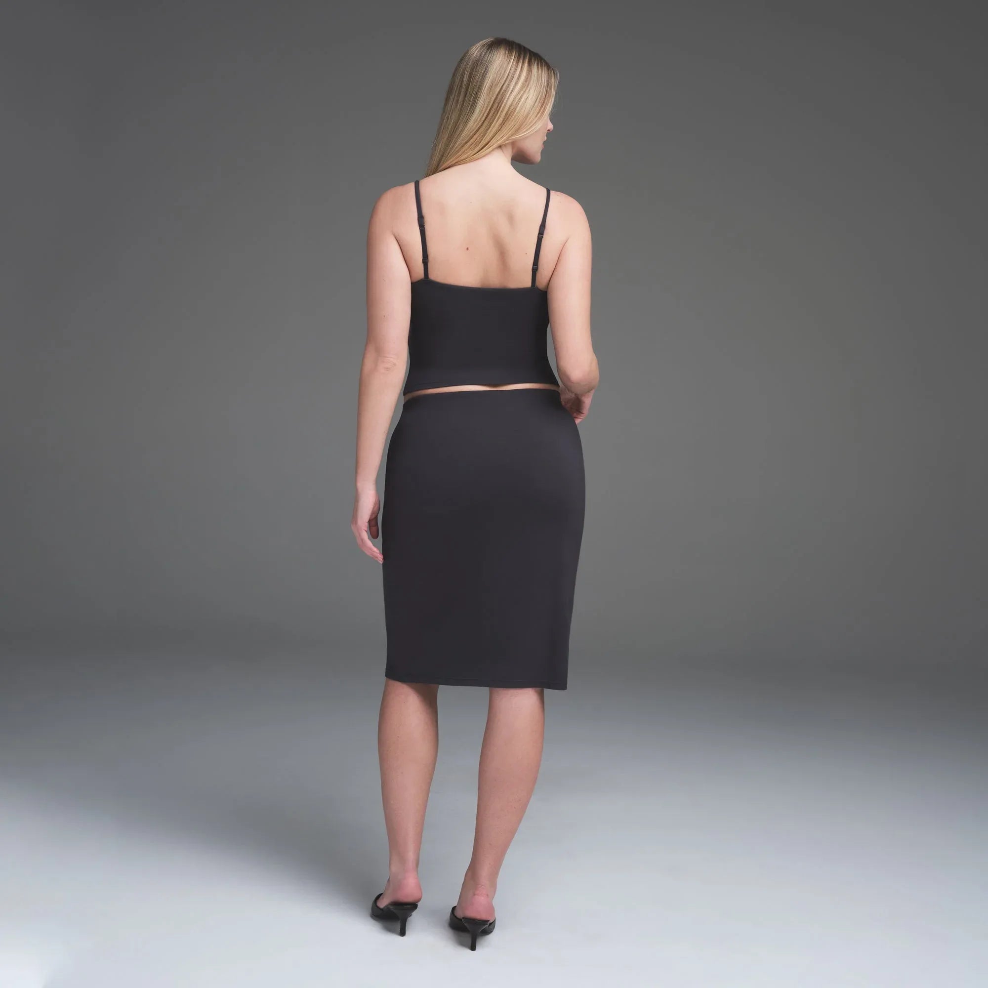 SKIMS SMOOTH LAYERS MIDI SKIRT | GRAPHITE - ETEK - My Suti