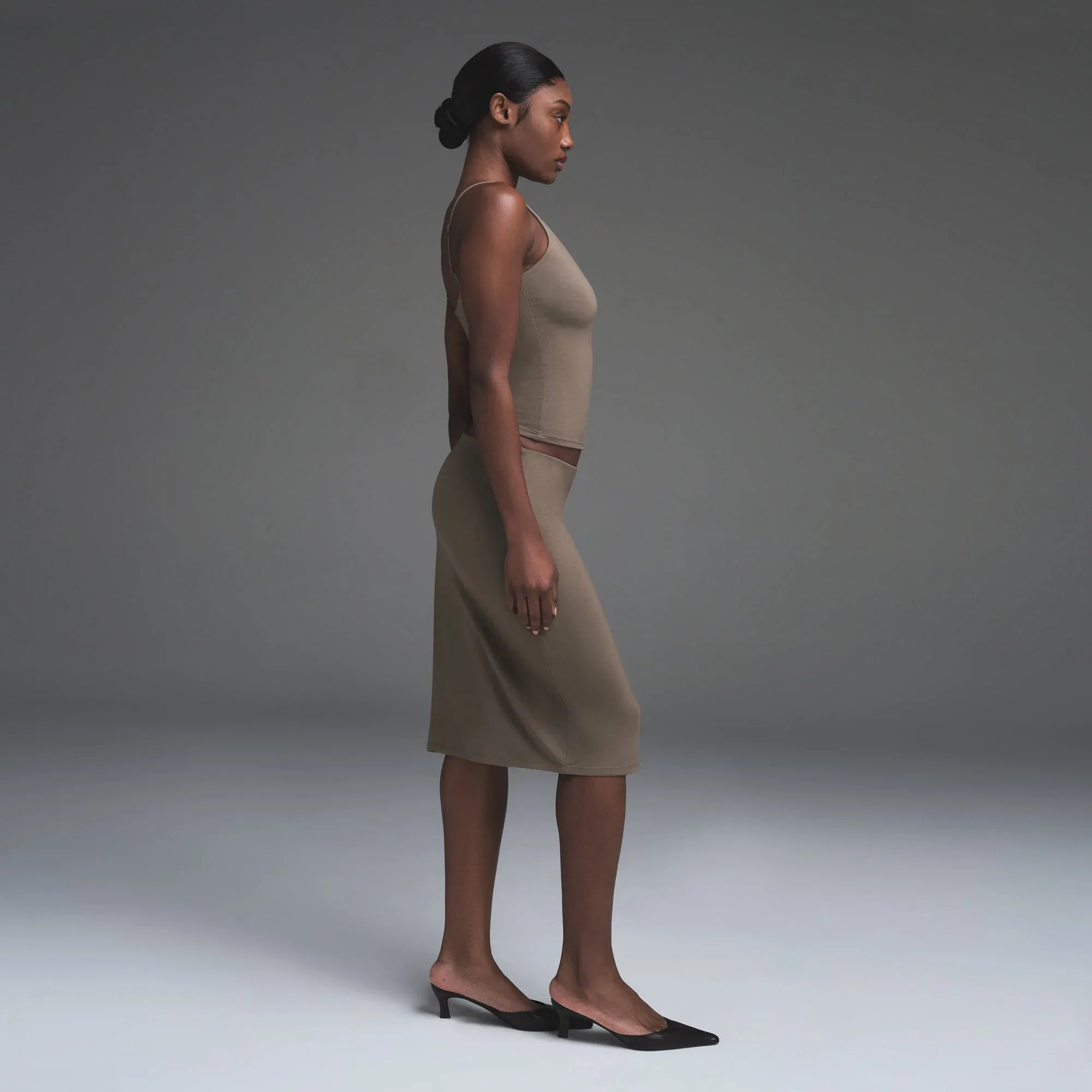 SKIMS SMOOTH LAYERS MIDI SKIRT | TRUFFLE - ETEK - My Suti