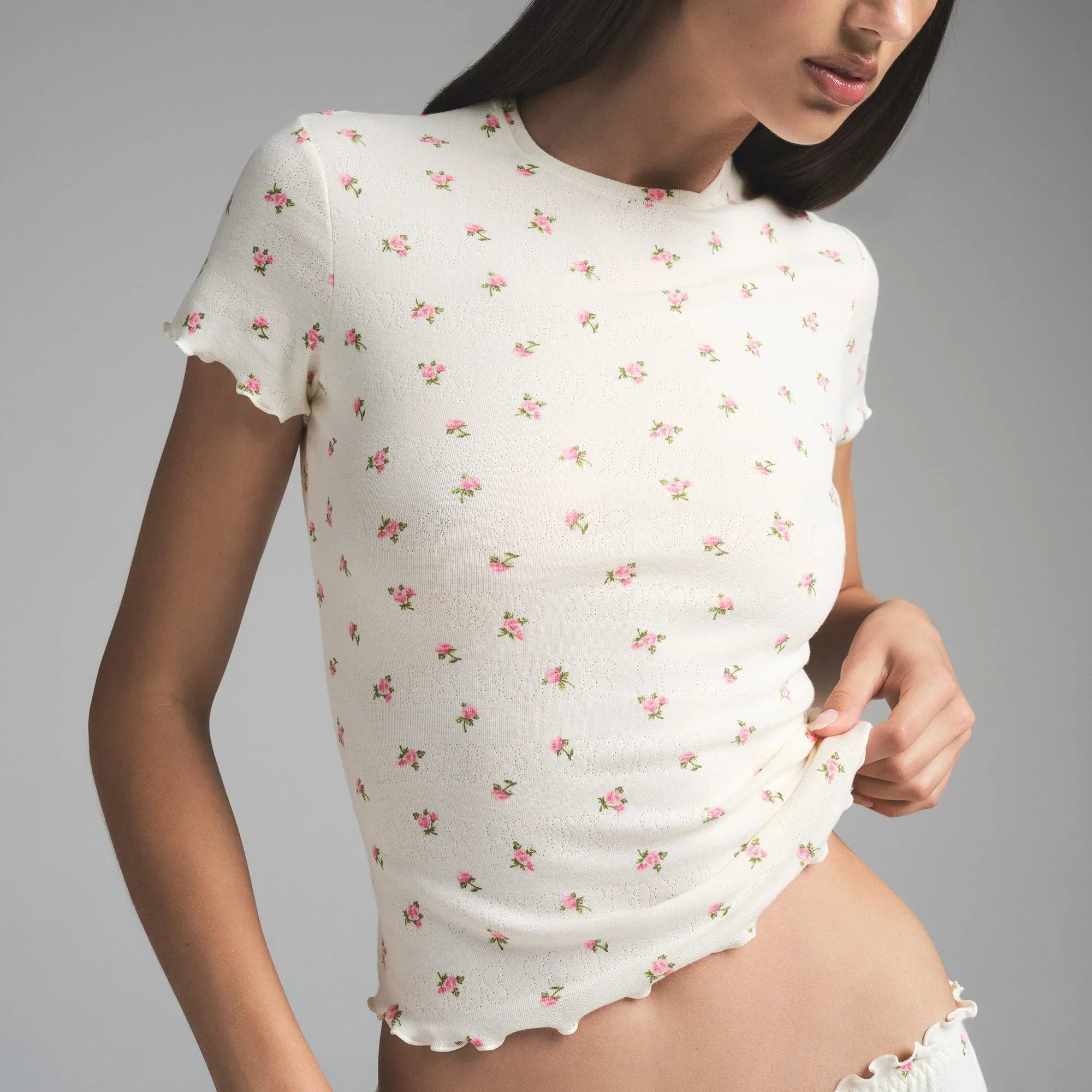 SKIMS LOGO POINTELLE T-SHIRT | MARBLE PINK ROSEBUD PRINT - TİŞÖRT - My Suti