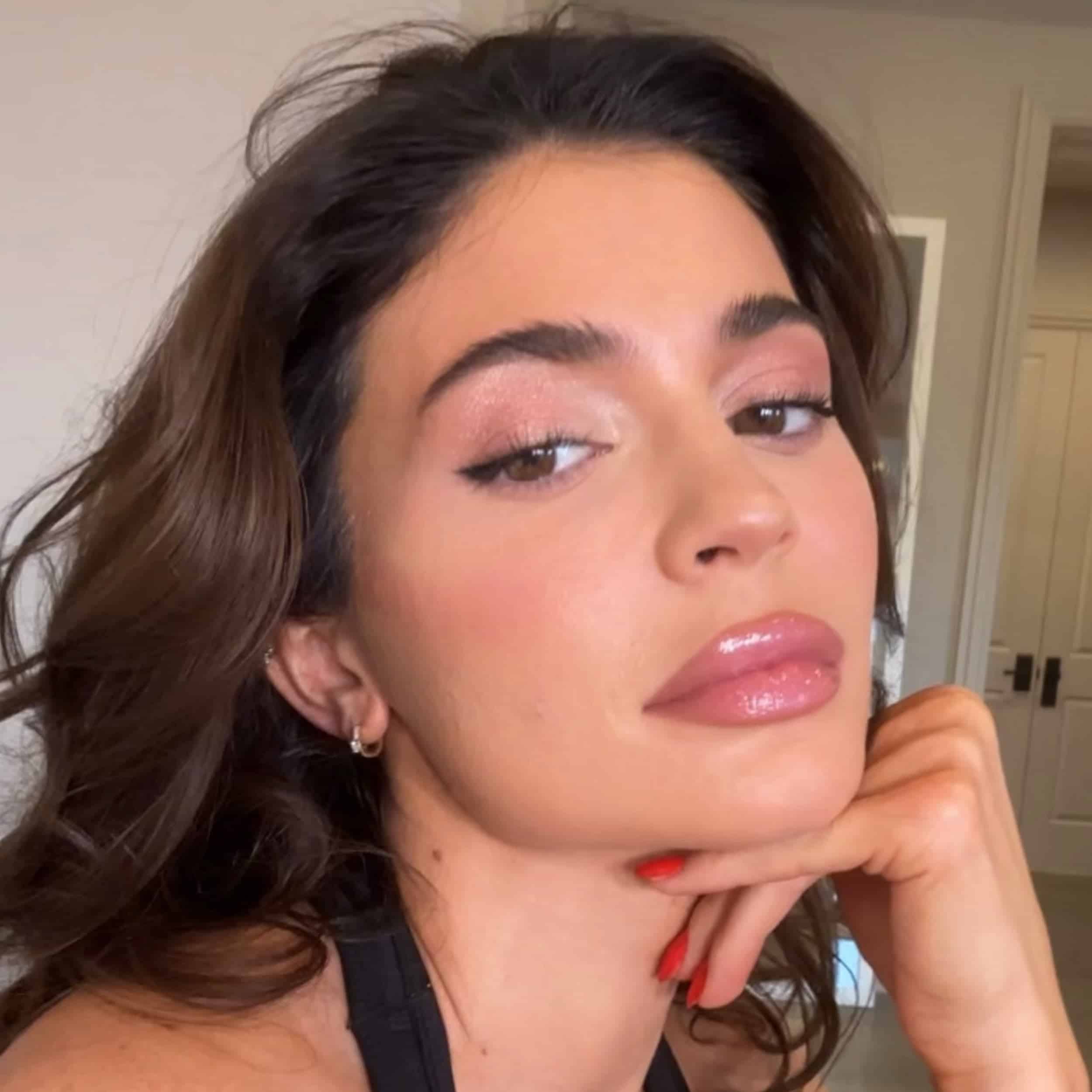 Kylie Cosmic-Inspired Glam Look Bundle - Görsel 1